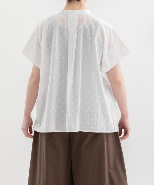 nop de nod(ノップドゥノッド)の「Cielタックショルダースタンドカラーシャツ(シャツ/ブラウス・レディース・ダークグリーン/オフホワイト/ダークブラウン/ネイビー/スモークピンク・3)」の9枚目の写真