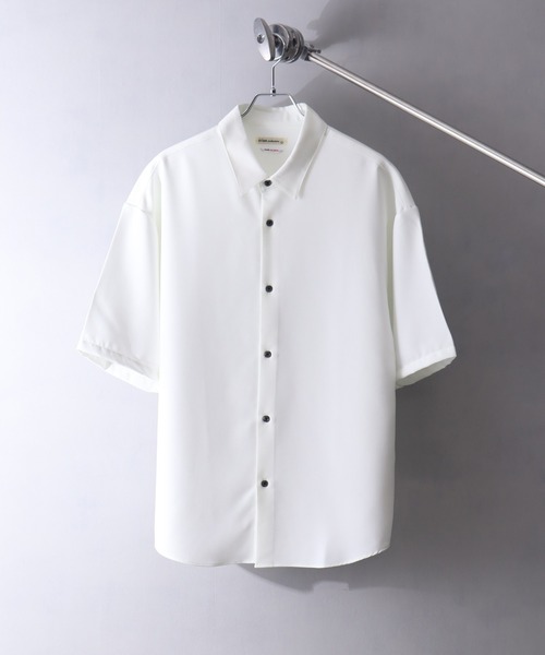 Art re A select（アトリエセレクト）の「【MADE IN JAPAN】-Reflax-ファブリック ハーフスリーブ レギュラーシャツ/接触冷感 UVカット 吸汗 抗ピリング（シャツ/ブラウス・メンズ・バーガンディー/マスタード/ブラック/ブルー/ホワイト/サックスブルー/ライトピンク/ネイビー・M/S/L）」の2枚目の写真