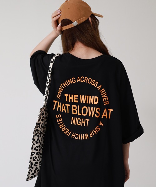 atONE(アットワン)の「ロゴ刺繍バックロゴプリントオーバーサイズTシャツ 半袖(Tシャツ/カットソー・レディース・ブラック/オフホワイト・M)」の2枚目の写真