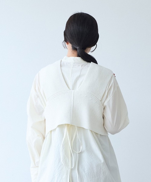 yuni(ユニ )の「Cotton back cross Knit-Vest(ベスト・レディース・ホワイト/ブラック・FREE)」の13枚目の写真