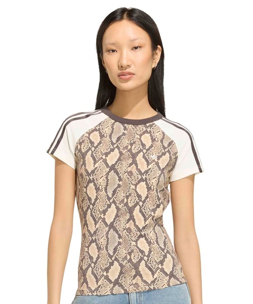 adidas(アディダス)の「adidas SNAKE PRINT CALI TEE / アディダス スネーク プリント カリ Tシャツ(Tシャツ/カットソー・レディース・ベージュ・S/M/L)」の1枚目の写真