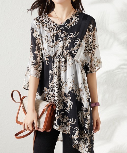 AMAJI(アマジ)の「Vネック プリント 半袖シフォンブラウス(シャツ/ブラウス・レディース・マルチ・LARGE/X-LARGE/XX-LARGE)」の2枚目の写真
