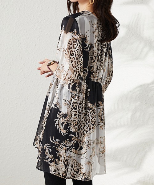 AMAJI(アマジ)の「Vネック プリント 半袖シフォンブラウス(シャツ/ブラウス・レディース・マルチ・LARGE/X-LARGE/XX-LARGE)」の3枚目の写真
