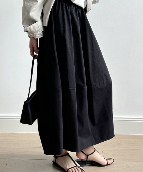 Flugge(フラッジー)の「きれいめフレアロングスカート(スカート・レディース・ホワイト/ブラック・LARGE/MEDIUM)」の1枚目の写真
