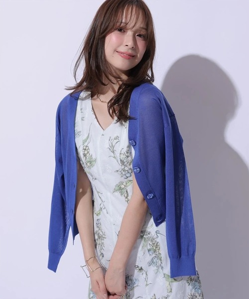 Mystrada(マイストラーダ)の「Vネックシアーカーデ(ニット/セーター・レディース・ブルー/ブラック/ホワイト/ピンクベージュ・38)」の5枚目の写真