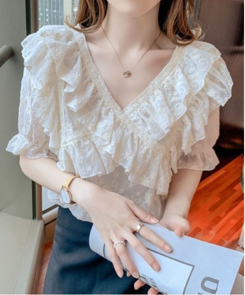 &soiree(アンドソワレ)の「レースクロスフリルVネック半袖ブラウス(シャツ/ブラウス・レディース・ホワイト・X-LARGE/LARGE/MEDIUM/SMALL)」の1枚目の写真