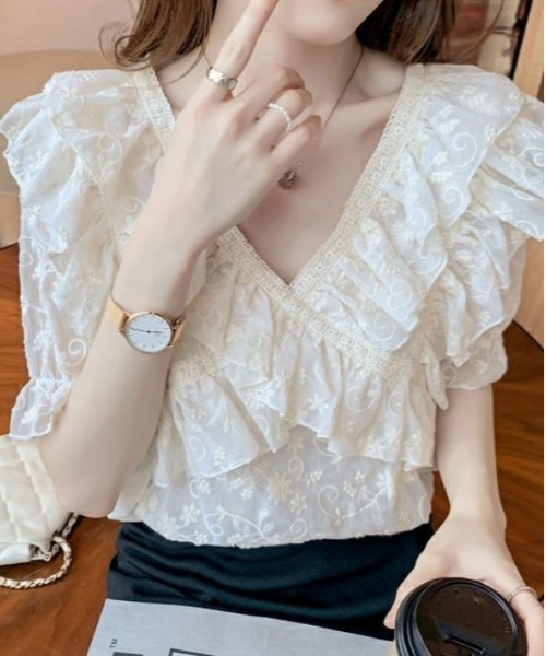 &soiree(アンドソワレ)の「レースクロスフリルVネック半袖ブラウス(シャツ/ブラウス・レディース・ホワイト・X-LARGE/LARGE/MEDIUM/SMALL)」の3枚目の写真
