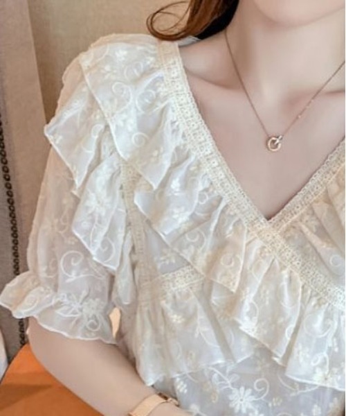 &soiree(アンドソワレ)の「レースクロスフリルVネック半袖ブラウス(シャツ/ブラウス・レディース・ホワイト・X-LARGE/LARGE/MEDIUM/SMALL)」の4枚目の写真