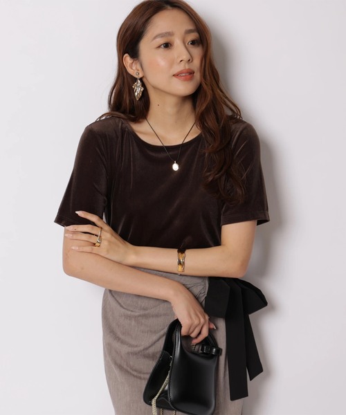 JUSGLITTY(ジャスグリッティー)の「ベロアTシャツ(Tシャツ/カットソー・レディース・ブラック/オフホワイト/ブラウン・2)」の4枚目の写真