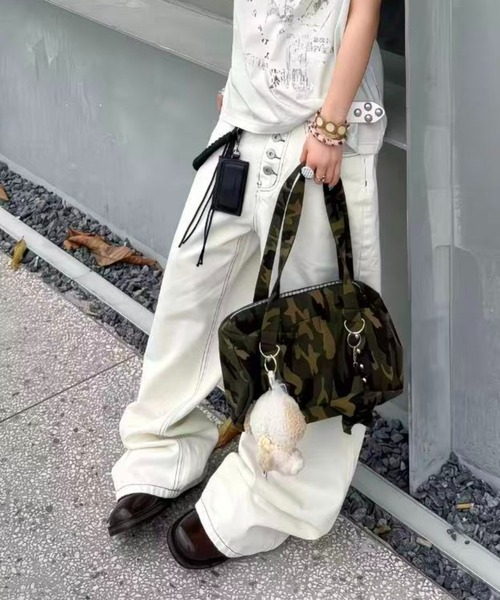 Achic(アシック)の「配色ステッチボタンフライワイドデニムパンツ(デニムパンツ・レディース・ホワイト・S/M/L)」の3枚目の写真