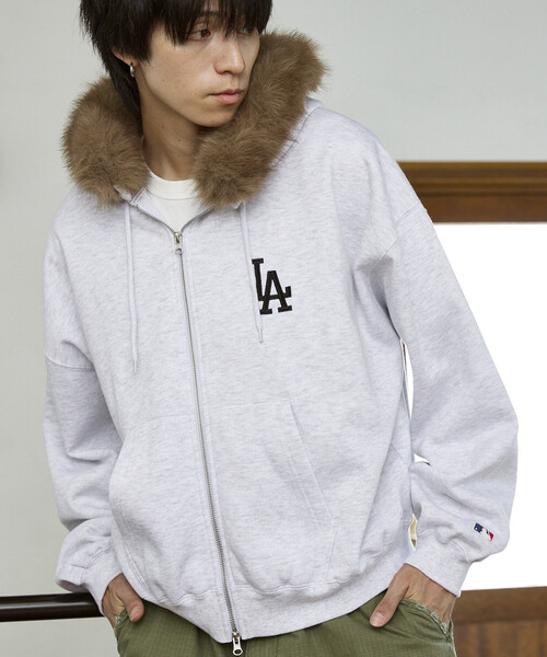 PUBLUX(パブリュクス)の「PUBLUX/パブリュクス 別注 MLB スウェット ジップ フェイクファー フーディー 限定展開(パーカー・メンズ・チャコールグレー/ブラック/グレー/ライトグレー・LARGE/MEDIUM/SMALL)」の4枚目の写真