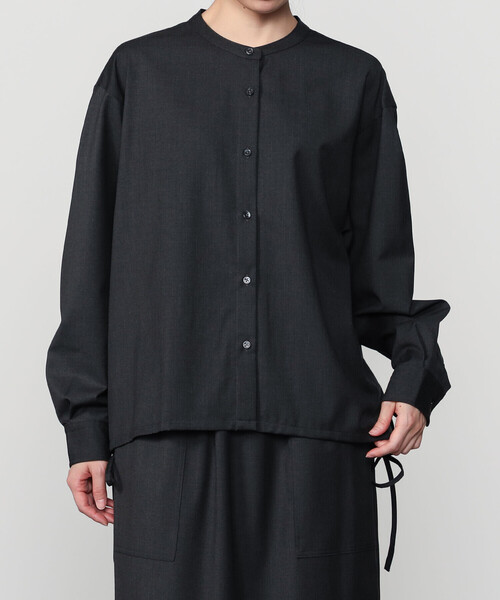 nicholson&nicholson（ニコルソンアンドニコルソン）の「nicholson & nicholson | 〈別注〉 ドローストリング長袖ブラウス WOMEN（シャツ/ブラウス・レディース・チャコール/ネイビー・38）」の2枚目の写真