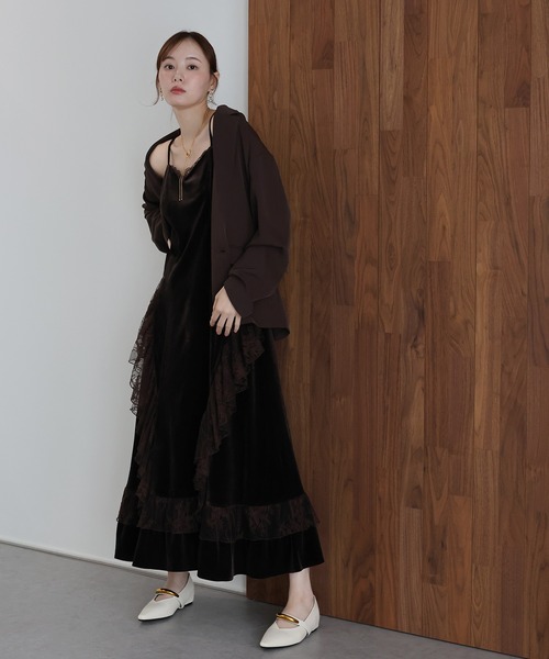 J by blue(ジェイバイブルー)の「《2サイズ展開》 ベロアキャミワンピース + テーラードジャケット 2点セット 卒業式 入学式 結婚式 成人式 二次会 同窓会 セレモニー パーティードレス オケージョンドレス お呼ばれ 20代 30代(ドレス・レディース・ブラウン/ブラック・MEDIUM/LARGE)」の5枚目の写真