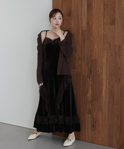J by blue(ジェイバイブルー)の「《2サイズ展開》 ベロアキャミワンピース + テーラードジャケット 2点セット 卒業式 入学式 結婚式 成人式 二次会 同窓会 セレモニー パーティードレス オケージョンドレス お呼ばれ 20代 30代(ドレス・レディース・ブラウン/ブラック・MEDIUM/LARGE)」の4枚目の写真