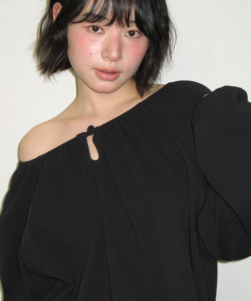 RONRON(ロンロン)の「VOLUME SHIRRING BUTTON LONG SLEEVE BLACK(Tシャツ/カットソー・レディース・その他・FREE)」の1枚目の写真