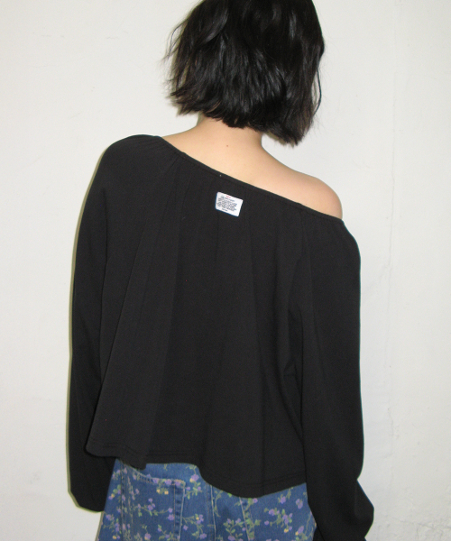 RONRON(ロンロン)の「VOLUME SHIRRING BUTTON LONG SLEEVE BLACK(Tシャツ/カットソー・レディース・その他・FREE)」の2枚目の写真