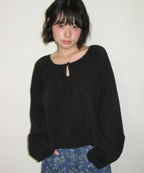 RONRON(ロンロン)の「VOLUME SHIRRING BUTTON LONG SLEEVE BLACK(Tシャツ/カットソー・レディース・その他・FREE)」の4枚目の写真