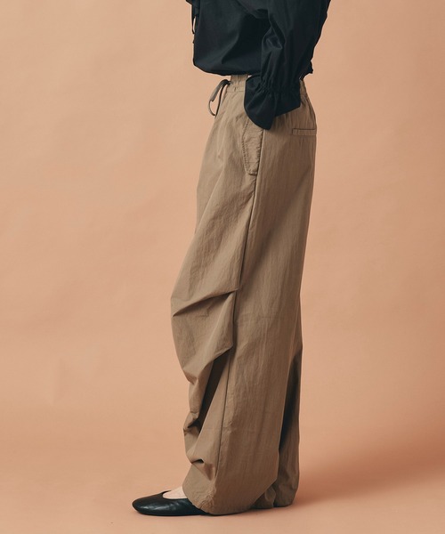 AT THE TRNK(アットザトランク)の「パラシュート パンツ AT THE TRNK(その他パンツ・レディース・ブラック/モカ・フリー)」の9枚目の写真