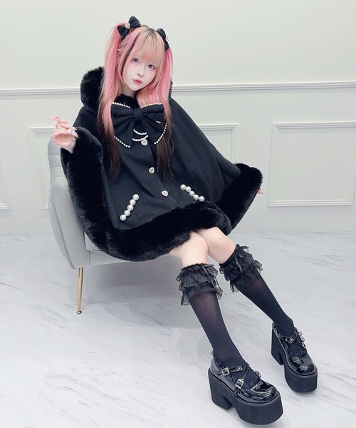MA*RS(アメーバーマーズ)の「レースリボン付きボリュームファーフードケープコート(ポンチョ・レディース・ブラック/ホワイト/ピンク・FREE)」の19枚目の写真