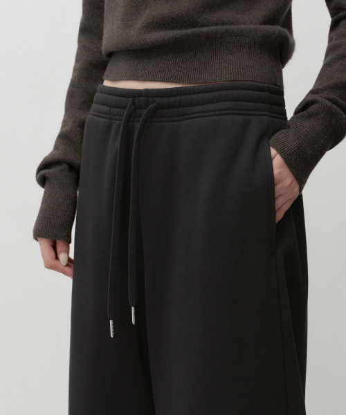 MUSINSA STANDARD WOMAN（ムシンサスタンダードウーマン）の「ウィメンズ起毛カーブドスウェットパンツ[ブラック]（その他パンツ・レディース・その他・LARGE/MEDIUM/SMALL/X-SMALL）」の3枚目の写真