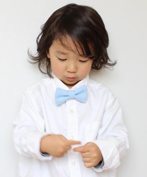 BOW(ボウ)の「【BOW /ボウ】息子に恋する蝶ネクタイ♪ ボタンにラクラク取付け♪ (蝶ネクタイ・キッズ・グリーン系その他/ダークインディゴブルー/ブラック×ホワイト/レッド系その他/ゴールド×グレー/ブラック/スカイブルー/ワイン/ブルー系その他/ブラック系その他/ブラック系その他2/ブルー系その他3/ブルー系その他2・ONESIZE)」の1枚目の写真