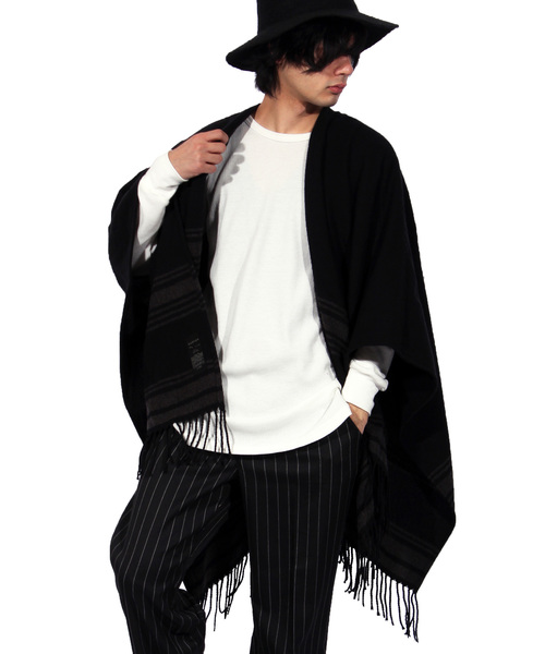 ８(eight)（エイト）の「裾ライン 大判 マフラー ストール（ポンチョ・メンズ・ブラック/ネイビー/ベージュ・FREE）」の2枚目の写真