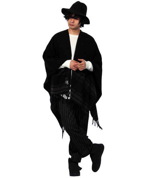 ８(eight)（エイト）の「裾ライン 大判 マフラー ストール（ポンチョ・メンズ・ブラック/ネイビー/ベージュ・FREE）」の4枚目の写真