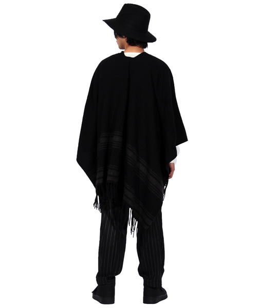 ８(eight)（エイト）の「裾ライン 大判 マフラー ストール（ポンチョ・メンズ・ブラック/ネイビー/ベージュ・FREE）」の7枚目の写真