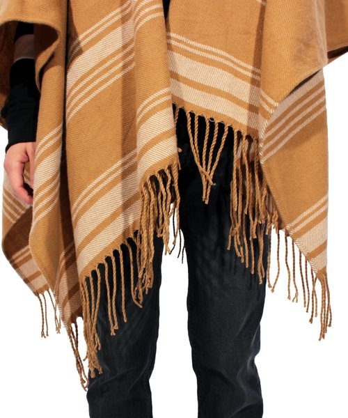 ８(eight)（エイト）の「裾ライン 大判 マフラー ストール（ポンチョ・メンズ・ブラック/ネイビー/ベージュ・FREE）」の17枚目の写真