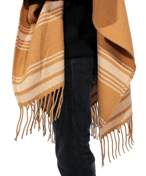 ８(eight)（エイト）の「裾ライン 大判 マフラー ストール（ポンチョ・メンズ・ブラック/ネイビー/ベージュ・FREE）」の22枚目の写真