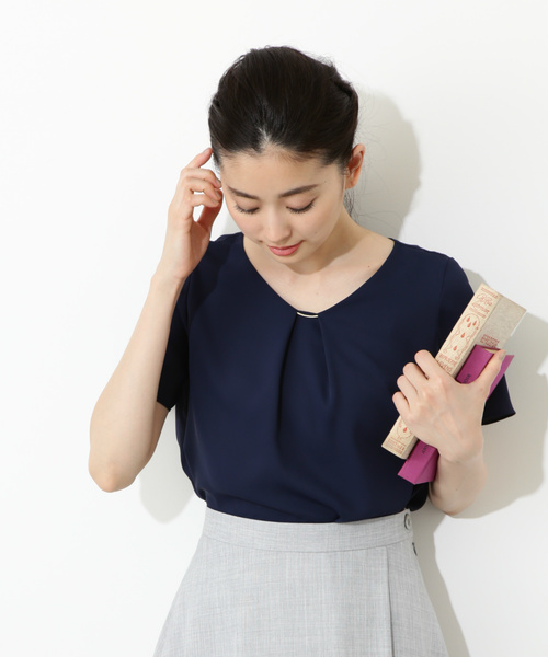 NATURAL BEAUTY BASIC（ナチュラルビューティーベーシック）の「ポインテッドゴールドブラウス（シャツ/ブラウス・レディース・オフホワイト/ピンク/ネイビー・LARGE/MEDIUM/SMALL）」の3枚目の写真