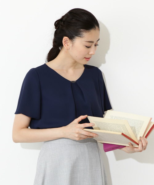 NATURAL BEAUTY BASIC（ナチュラルビューティーベーシック）の「ポインテッドゴールドブラウス（シャツ/ブラウス・レディース・オフホワイト/ピンク/ネイビー・LARGE/MEDIUM/SMALL）」の10枚目の写真