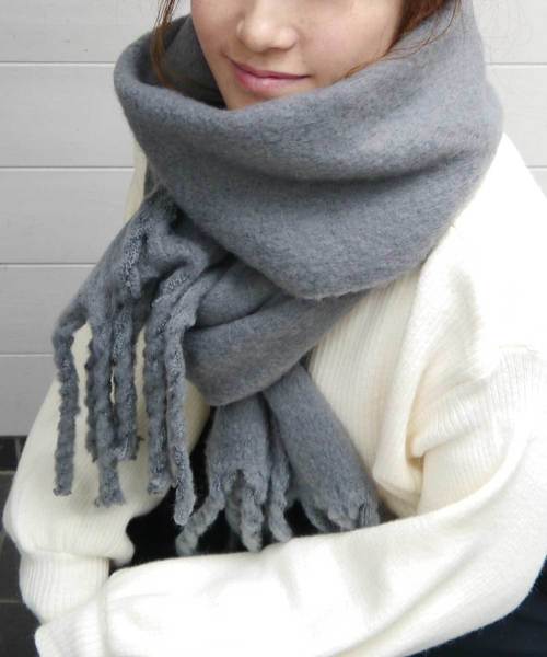 CORNERS（コーナーズ）の「三つ編みフリンジマフラー（マフラー・レディース・ホワイト/ブラック/グレー/キャメル/パープル/レッド/ピンク/イエロー/ブルー/グリーン/ブラウン/ダークグリーン/サーモンピンク/ロイヤルブルー/ピンク系その他・FREE）」の4枚目の写真