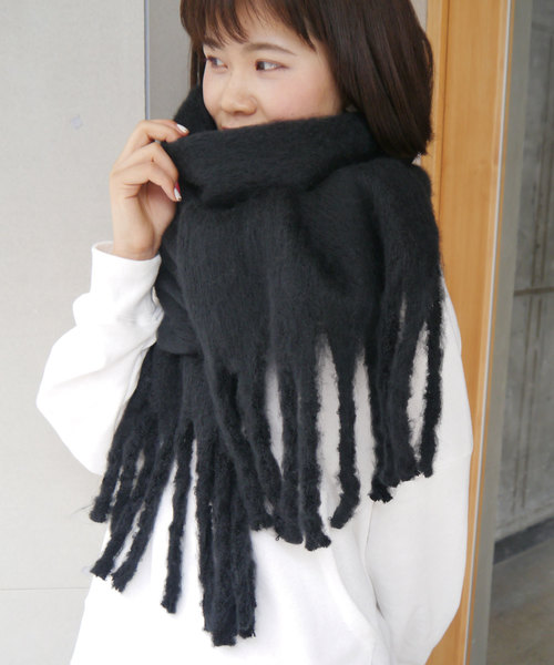 CORNERS（コーナーズ）の「三つ編みフリンジマフラー（マフラー・レディース・ホワイト/ブラック/グレー/キャメル/パープル/レッド/ピンク/イエロー/ブルー/グリーン/ブラウン/ダークグリーン/サーモンピンク/ロイヤルブルー/ピンク系その他・FREE）」の3枚目の写真