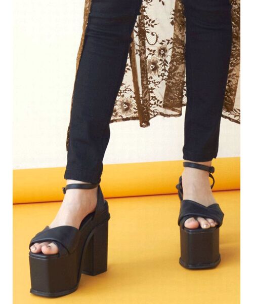 EMODA（エモダ）の「スクエアバルキーヒールサンダル（サンダル・レディース・キャメル/ブラック/ホワイト・SMALL/MEDIUM/LARGE）」の3枚目の写真