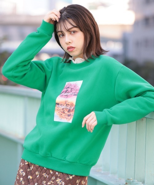 Me%(ミィパーセント)の「フラワーフォトスウェット(Tシャツ/カットソー・レディース・ブラック/グリーン/オレンジ・FREE)」の3枚目の写真