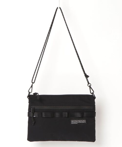 TATRAS CONCEPT STORE（タトラスコンセプトストア）の「Song For The Mute(ソング・フォー・ザ・ミュート) SFTM X NEW ERA ENVELOPE BAG（ショルダーバッグ・メンズ・ブラック・F）」の2枚目の写真