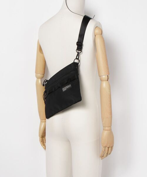 TATRAS CONCEPT STORE（タトラスコンセプトストア）の「Song For The Mute(ソング・フォー・ザ・ミュート) SFTM X NEW ERA ENVELOPE BAG（ショルダーバッグ・メンズ・ブラック・F）」の4枚目の写真