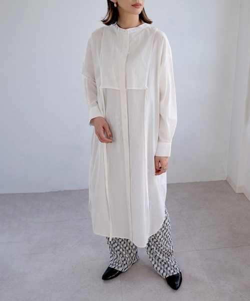 ANDJ(アンドジェイ)の「胸当て付きバンドカラーシャツワンピース(シャツワンピース・レディース・ピンク/グレイッシュベージュ/ホワイト・M)」の2枚目の写真