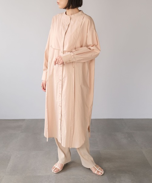 ANDJ(アンドジェイ)の「胸当て付きバンドカラーシャツワンピース(シャツワンピース・レディース・ピンク/グレイッシュベージュ/ホワイト・M)」の1枚目の写真