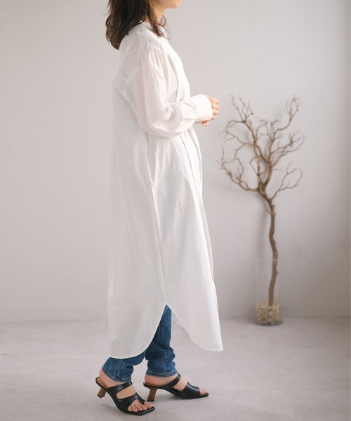 ANDJ(アンドジェイ)の「胸当て付きバンドカラーシャツワンピース(シャツワンピース・レディース・ピンク/グレイッシュベージュ/ホワイト・M)」の18枚目の写真