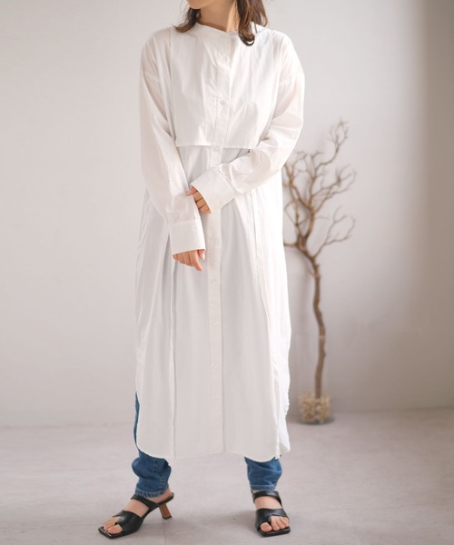 ANDJ(アンドジェイ)の「胸当て付きバンドカラーシャツワンピース(シャツワンピース・レディース・ピンク/グレイッシュベージュ/ホワイト・M)」の4枚目の写真