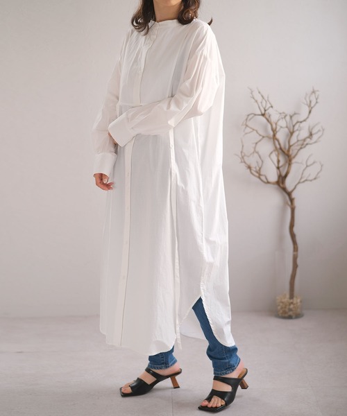 ANDJ(アンドジェイ)の「胸当て付きバンドカラーシャツワンピース(シャツワンピース・レディース・ピンク/グレイッシュベージュ/ホワイト・M)」の9枚目の写真