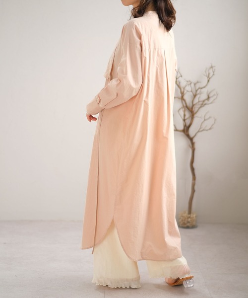 ANDJ(アンドジェイ)の「胸当て付きバンドカラーシャツワンピース(シャツワンピース・レディース・ピンク/グレイッシュベージュ/ホワイト・M)」の5枚目の写真