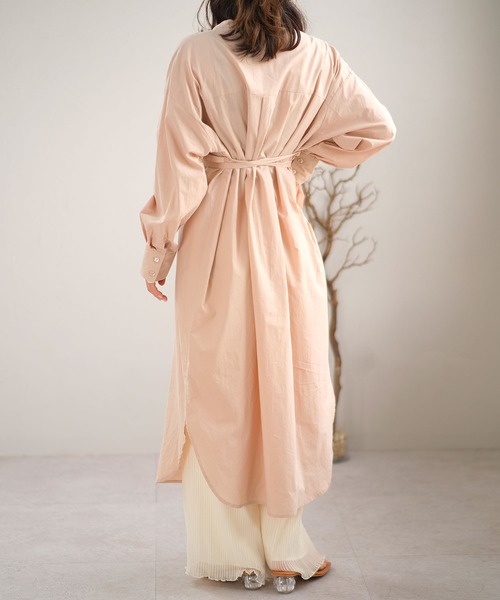 ANDJ(アンドジェイ)の「胸当て付きバンドカラーシャツワンピース(シャツワンピース・レディース・ピンク/グレイッシュベージュ/ホワイト・M)」の15枚目の写真