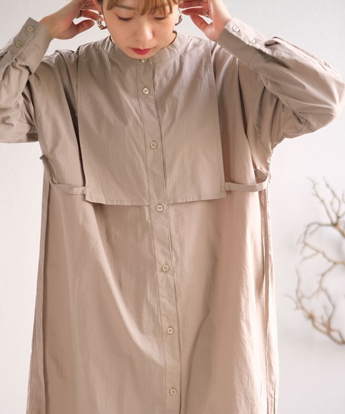 ANDJ(アンドジェイ)の「胸当て付きバンドカラーシャツワンピース(シャツワンピース・レディース・ピンク/グレイッシュベージュ/ホワイト・M)」の6枚目の写真