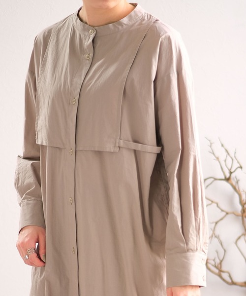 ANDJ(アンドジェイ)の「胸当て付きバンドカラーシャツワンピース(シャツワンピース・レディース・ピンク/グレイッシュベージュ/ホワイト・M)」の11枚目の写真