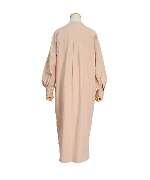 ANDJ(アンドジェイ)の「胸当て付きバンドカラーシャツワンピース(シャツワンピース・レディース・ピンク/グレイッシュベージュ/ホワイト・M)」の21枚目の写真