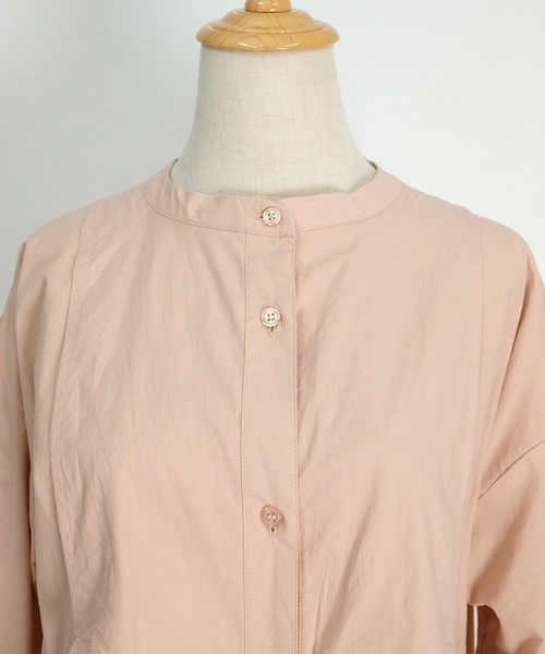 ANDJ(アンドジェイ)の「胸当て付きバンドカラーシャツワンピース(シャツワンピース・レディース・ピンク/グレイッシュベージュ/ホワイト・M)」の7枚目の写真