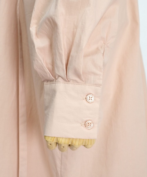 ANDJ(アンドジェイ)の「胸当て付きバンドカラーシャツワンピース(シャツワンピース・レディース・ピンク/グレイッシュベージュ/ホワイト・M)」の22枚目の写真